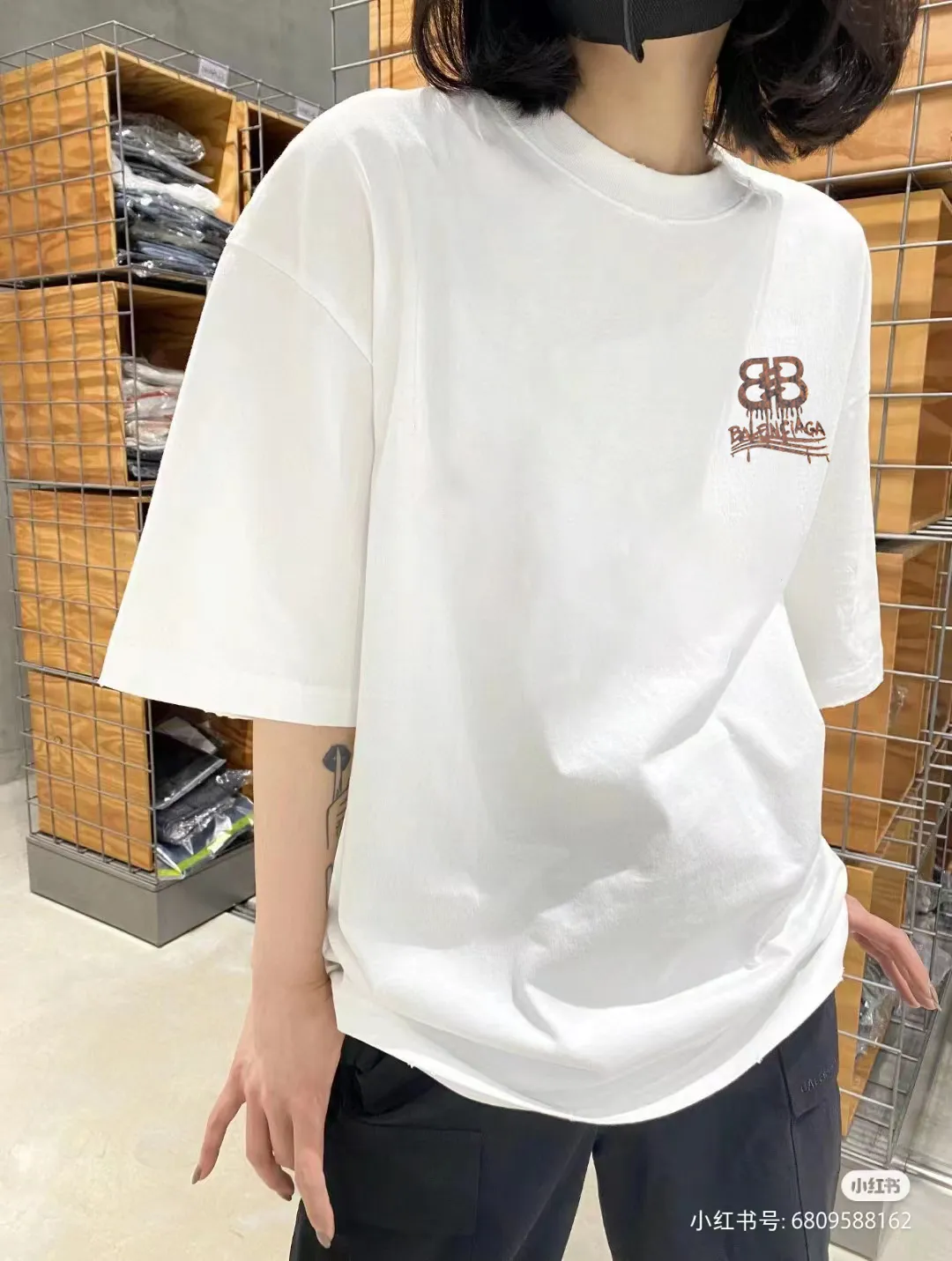 P80✨🔥 BALENCIAGA Paris lettering printed short-sleeved T-shirt, custom-woven and dyed 280g combed cotton heavyweight fabric, zero color difference in thread, perfect details, different from the current version on the market, welcome to compare, Same Style for men and women, must-sell in the picture above Color: White Black Size: 1 2 3 4